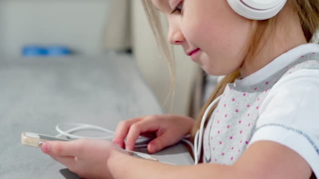 Kleines-Mädchen-anhören-von-Musik-auf-dem-Handy