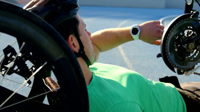 Behinderte-Sportler-mit-Smartwatch-auf-eine-Laufstrecke-4k