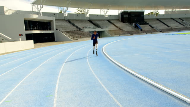 Behinderte-Menschen,-die-athletische-laufen-auf-einem-Laufband-4k
