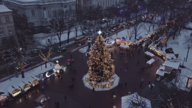Lviv,-Ukraine---Dezember-2018.-Arial-Schuss.-Lemberger-Oper.-Weihnachtsbaum.-Weihnachtsmarkt.-Menschen-sind-rund-um-die-Innenstadt-Fuß.-Nachtzeit
