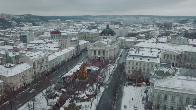 Lviv,-Ukraine.-Arial-Schuss.-Opera-House.-Weihnachtsbaum.-Weihnachtsmarkt.-Menschen-sind-rund-um-die-Innenstadt-Fuß.-Winter