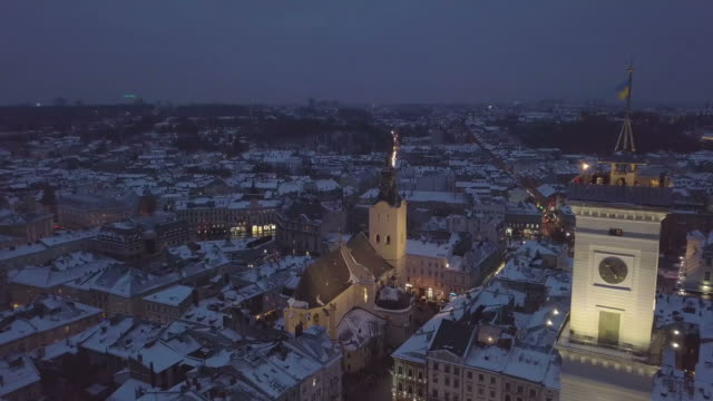 LVOV,-Ucrania---25-de-diciembre-de-2018.-Panorama-de-la-ciudad-antigua.-Ayuntamiento,-Casa-Consistorial,-antigua-iglesia-catedral-Latina-de-Lviv.-Los-techos-de-edificios-antiguos.-Aéreo,-vista-de-drone.-Noche-de-invierno