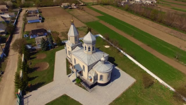 Orthodoxe-Kirche-in-der-ukrainischen-Dorf.-Luftaufnahme.