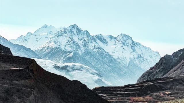 Montañas-cubiertas-de-nieve.-Cáucaso,-Kabardino-Balkaria,-Rusia.