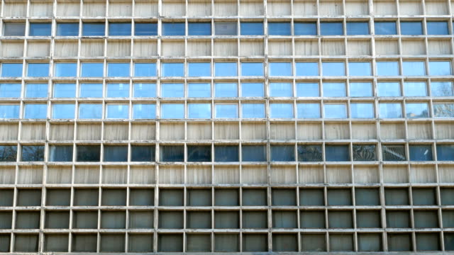 Fassade-aus-Wolkenkratzer.--Viele-Fenster-geometrisch.