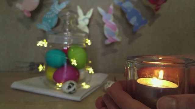 Pascua-decoración-mujer-manos-sosteniendo-la-vela