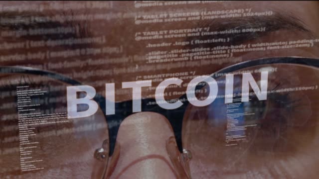 Bitcoin-Text-auf-dem-Hintergrund-des-Entwicklers