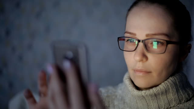 Kaukasische-Frau-nutzt-Smartphone,-Telefon-Bildschirm-spiegelt-sich-in-Glas-sozialen-Netzwerk,-Technologie,-Kommunikationskonzept