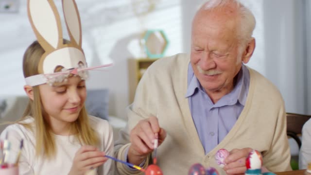 Großvater-spielt-mit-Großmutter-zu-Ostern
