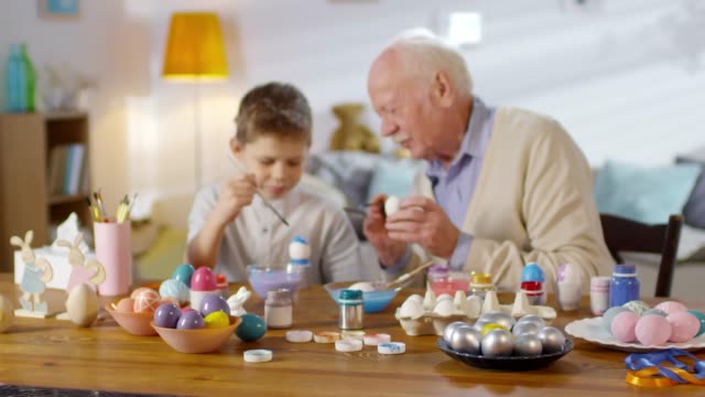 Niño-y-abuelo-prepararse-para-la-Pascua-juntos