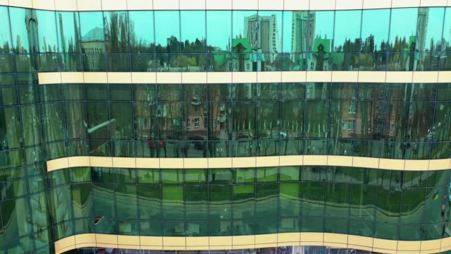 Cityscape-reflection-in-the-mirror-windows-of-a-modern-architecture.