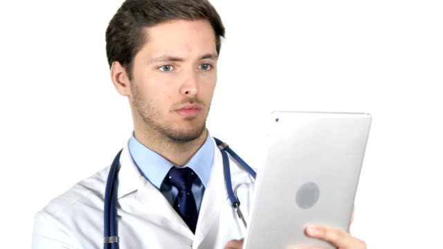 Junger-Arzt-nutzt-Tablet-auf-weißem-Hintergrund
