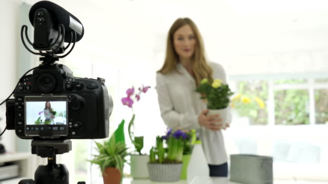 Vlogger-femenino-hacer-video-de-medios-sociales-sobre-el-cuidado-de-las-plantas-domésticas-para-Internet