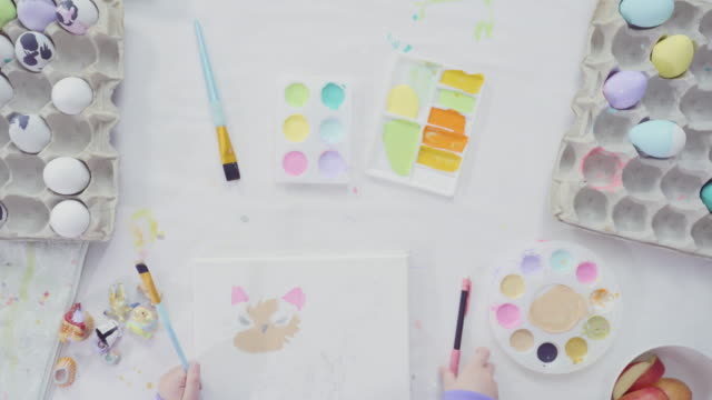 Niña-y-su-madre-pintando-proyecto-de-arte-de-Pascua