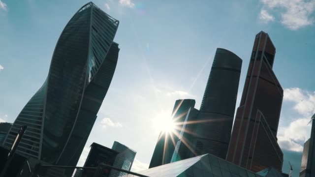 Hyperlapse-del-horizonte-de-la-ciudad-de-Moscú.-El-centro-de-negocios-internacional-de-Moscú-con-rascacielos-iluminados-al-atardecer