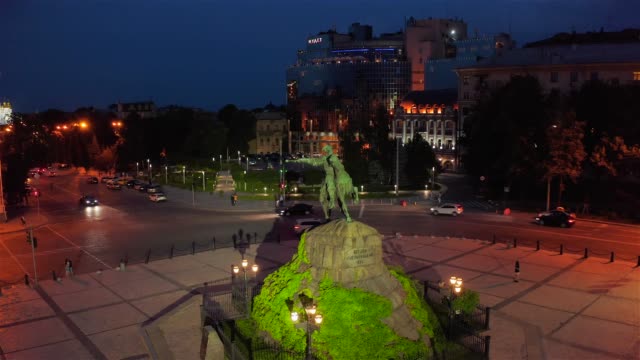 Vuelo-nocturno-alrededor-del-monumento-a-Bogdan-Khmelnitsky-en-Kiev