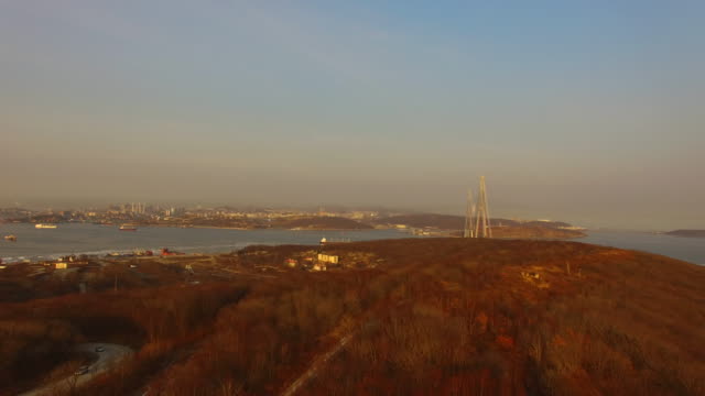 Luftaufnahme-der-Meereslandschaft-mit-Blick-auf-die-russische-Brücke.-Wladiwostok,-Russland