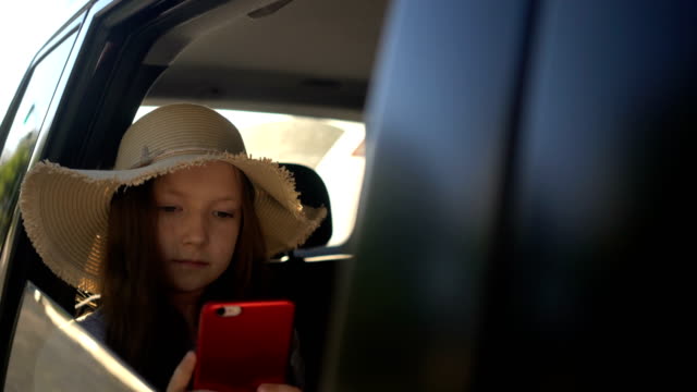 Mädchen-mit-Strohhut-teilen-soziale-Medien-in-einem-Smartphone.-Roadtrip-Konzept