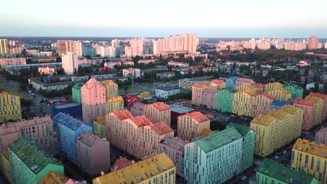 Bunte-Gebäude-eines-Wohnviertels,-Luftaufnahmen-von-einer-Drohne-auf-Comfort-Town.-Kiew,-Ukraine