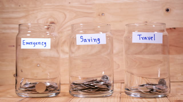 Zeitraffer-sparen-Geld-für-Notfall,-Sparen-und-Reisen