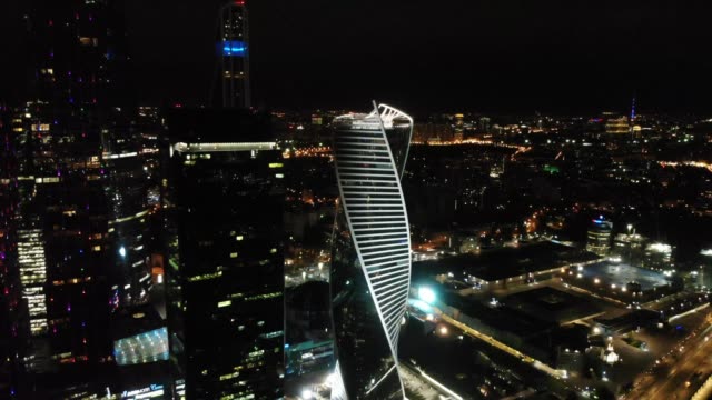 Großes-Panorama-des-Geschäftszentrums-Moskau-City-bei-Nacht