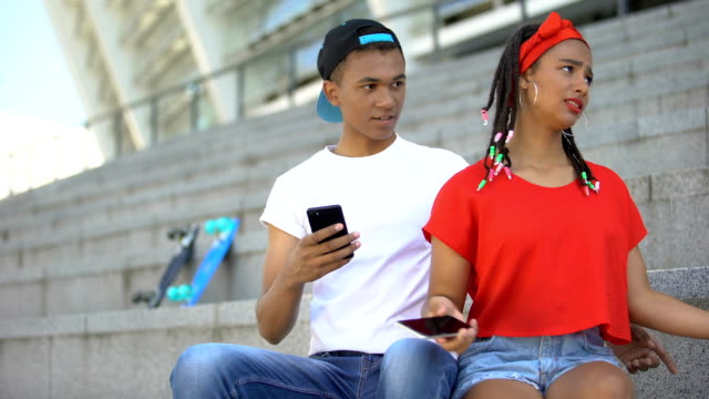 Mixed-Race-Mädchen-beleidigen-auf-Kerl-wegen-seiner-hohen-Bewertung-in-sozialen-Netzwerken