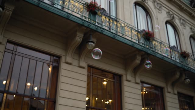 Burbujas-de-jabón-en-la-calle-europea