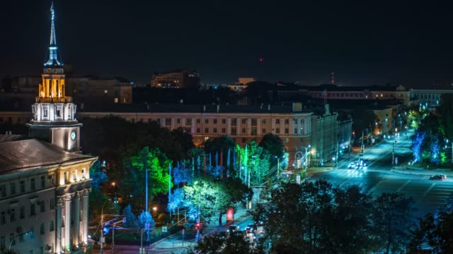 Lapso-de-tiempo-de-intersección-de-carretera-iluminada-en-el-centro-de-la-ciudad-de-Voronezh-con-tráfico-de-automóviles-en-la-noche
