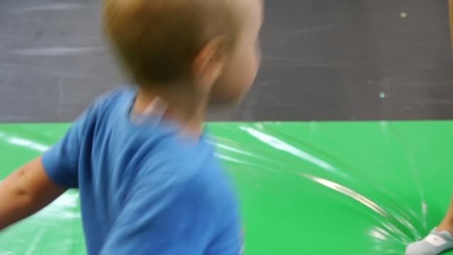 Der-autistische-Junge-springt-auf-ein-Trampolin
