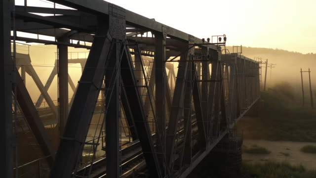 Puente-ferroviario-de-hierro-al-amanecer-en-la-niebla