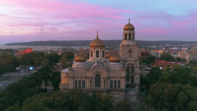 Paisaje-urbano-de-Varna,-vista-aérea-sobre-la-ciudad-y-la-Catedral-de-la-Asunción