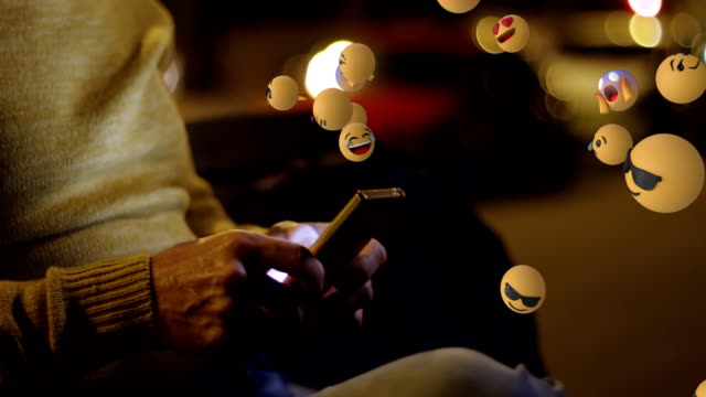 Emoji-Symbole-mit-einem-Mann-mit-Smartphone-im-Hintergrund-4k
