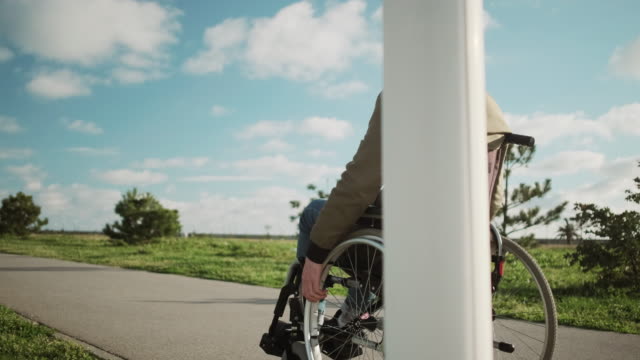 Behinderter-Mann-allein-auf-der-Straße