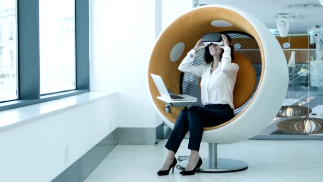 Businesswoman-enjoying-virtual-reality