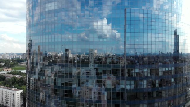 Wolkenkratzer-Luftanflug-Fenster-Reflexionen-Fassade