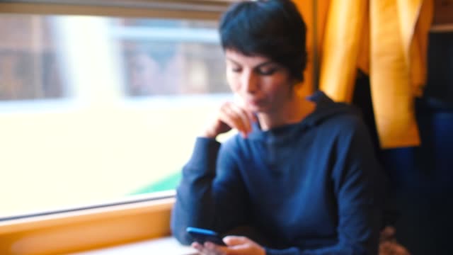 mujer-utiliza-un-teléfono-inteligente-en-un-tren