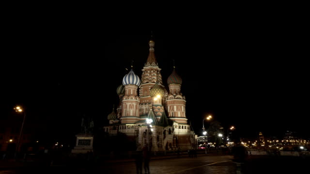 Hiperlapso-de-lapso-de-tiempo-de-noche-de-la-Plaza-Roja-del-Kremlin-en-la-ciudad-de-Moscú