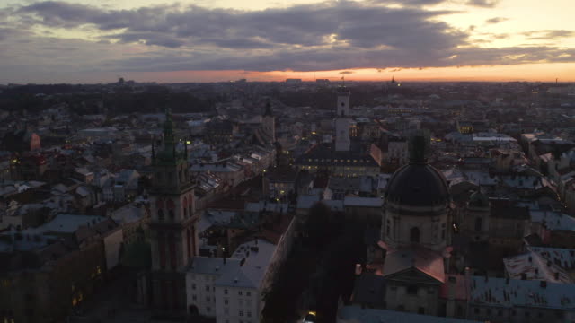 Flug-über-die-Dächer-bei-Sonnenuntergang.-alte-europäische-Stadt.-Ukraine-Lwiw