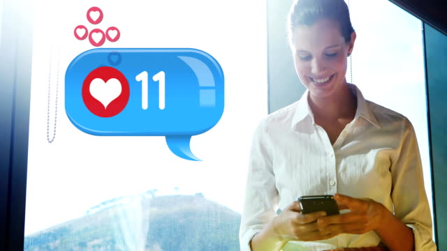 Mujer-enviando-mensajes-de-texto-en-su-teléfono-mientras-sonreía-4k
