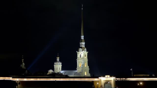 Turm-mit-Glockenturm-der-Peter-und-Paul-Festung-in-Sankt-Petersburg-in-der-Nacht