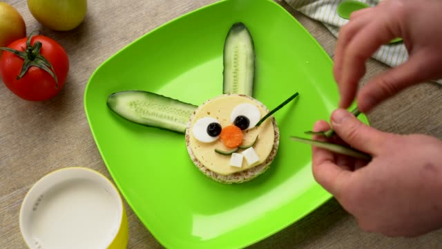 Snack-de-arte-de-comida-saludable-para-niños.-Cara-divertida-en-un-plato