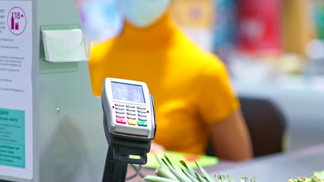 Close-up,-paying-for-purchases-using-a-smartphone,-nfc.-Phone-is-brought-to-the-payment-terminal,-contactless-payment-in-the-supermarket.-4k,-ProRes
