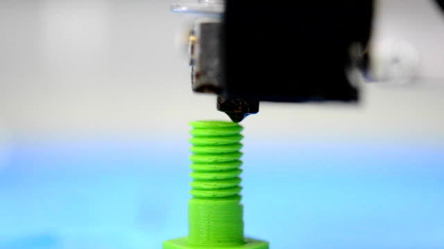 Makro-3D-Drucker-ist-das-Modell-des-Schraubgewindes-auf-dem-grünen-verschwommenen-Hintergrund