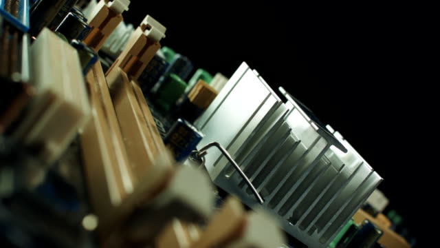 componentes-de-la-placa-base-están-girando-sobre-un-fondo-negro,-ranuras-sata-y-memoria-RAM,-disipador-de-calor-cooler