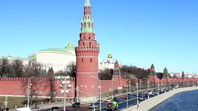 Ufer-des-Fluss-Moskwa-in-der-Nähe-des-Moskauer-Kreml-und-den-täglichen-Verkehr,-Moskau,-Russland