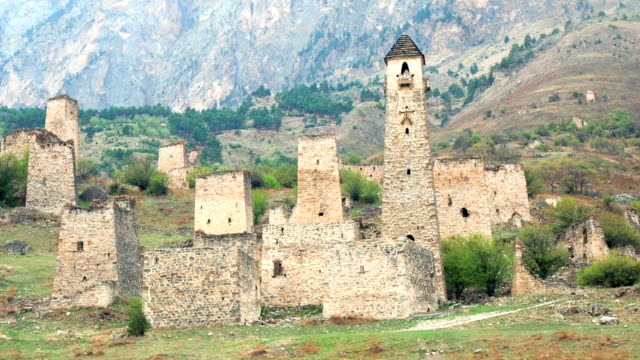 Vista-Torres-y-torres-defensivas-del-Cáucaso-del-norte.-Históricos-monumentales-edificios-medievales-en-las-montañas