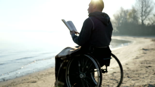 Ora-persona-discapacitada,-enferma-persona-sostiene-la-Biblia-en-las-manos,-fe-esperanza,-un-inválido-en-silla-de-ruedas-con-el-sagrado-libro,-discapacitados-pide-ayuda