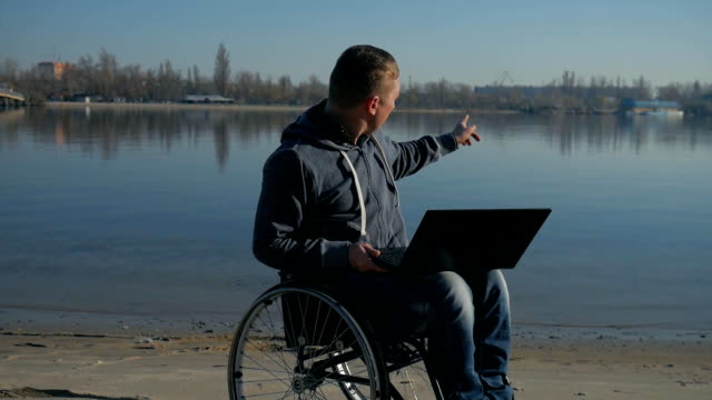 männliche-Behinderte-führt-video-Chats-auf-Laptop,-körperlich-behinderten-Menschen