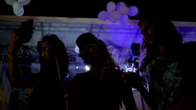 junge-Frauen-machen-Bilder-auf-Handy-im-Disco-Club,-Foto-selbst-bei-hellen-Drink-im-Nachtclub,-sexy-Frauen-tanzen
