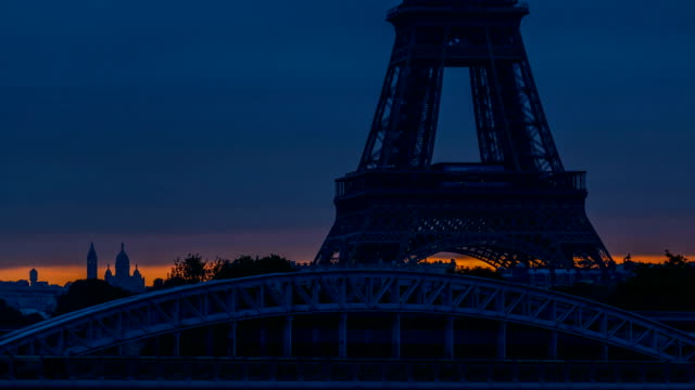 Eiffel-Tower-sunrise-timelapse-with-boats-on-Seine-river-and-in-Paris,-France